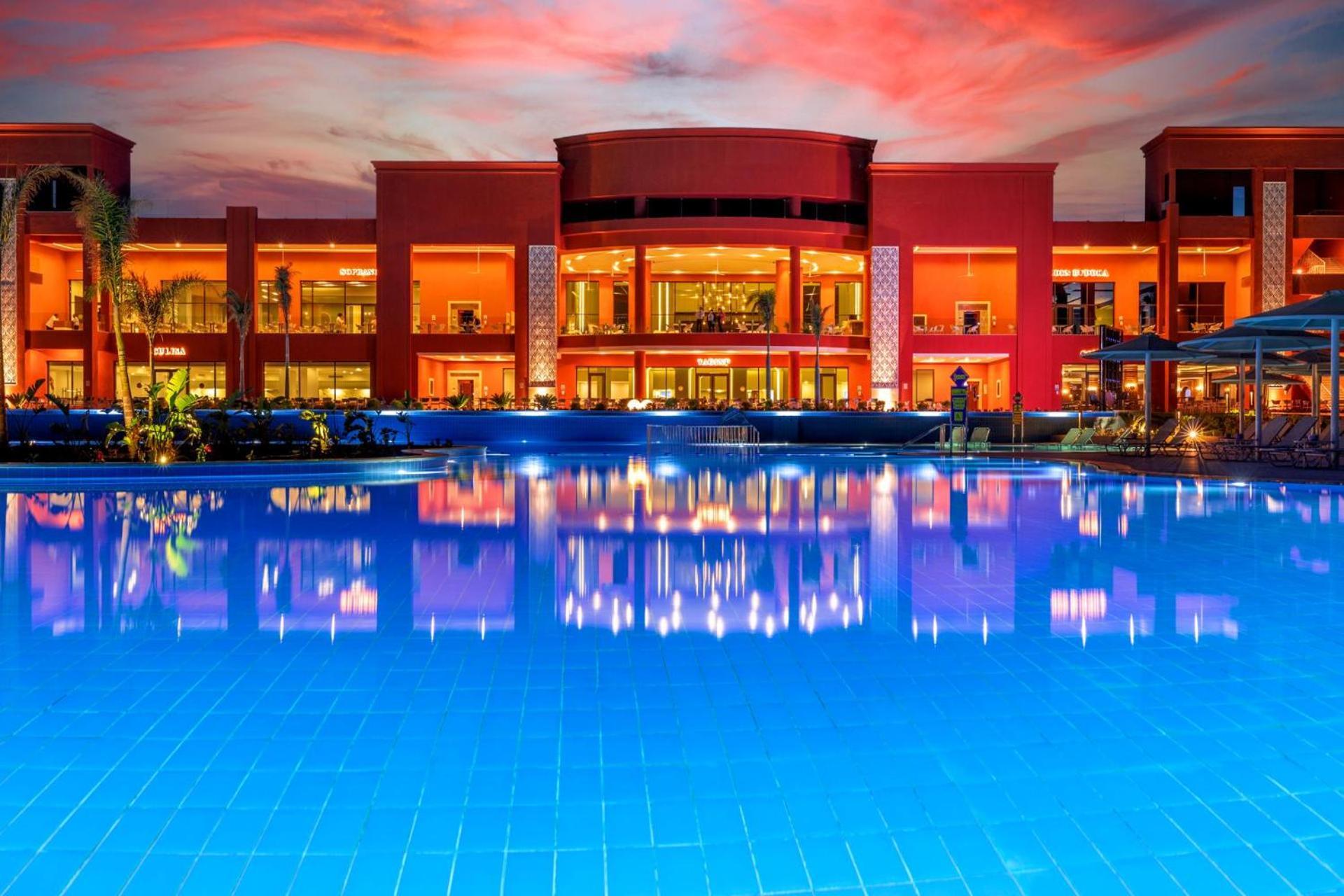 Pickalbatros Laguna Vista Aqua Park ชาร์มเอลชีค ภายนอก รูปภาพ The resort at night